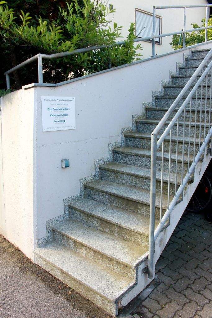 Haus von außen, Außentreppe, Haustür, Garderobe